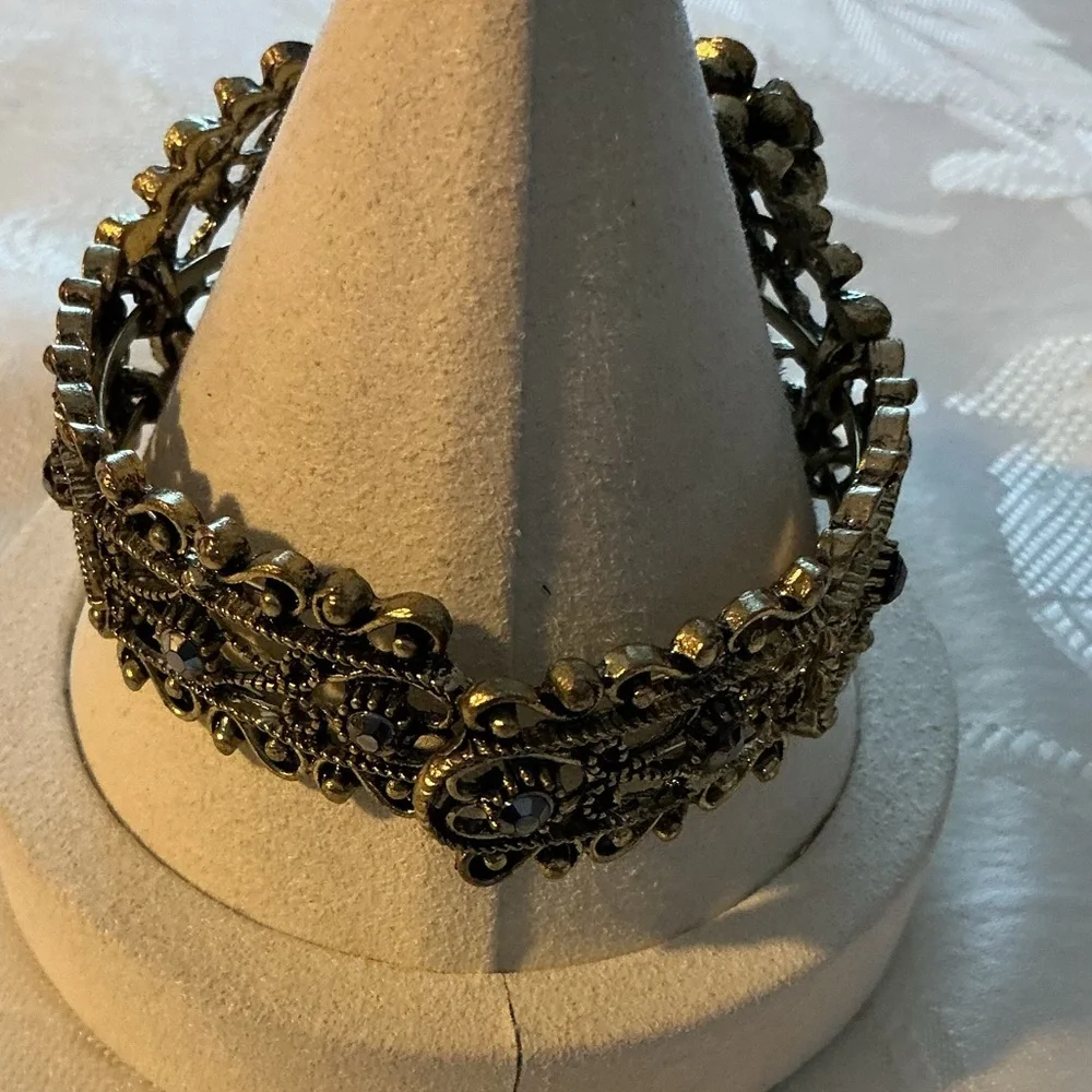 Black and White Cameo Antique Gold Tone Cuff Bracelet - Picture 4 of 5